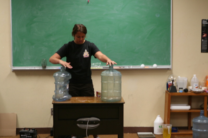 2011/06(June)/Troop-214-Summer-Camp/3-Camp-Wehinahpay/800x600_2011-06-29-Camp-Wehinahpay-Space Museum-24-vacuum-experiment.JPG
